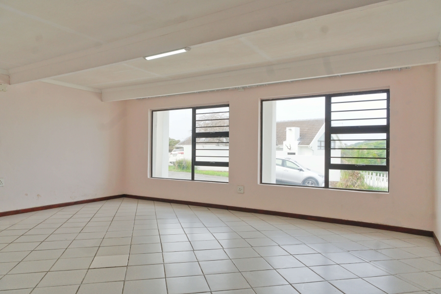 6 Bedroom Property for Sale in Cove Rock Eastern Cape